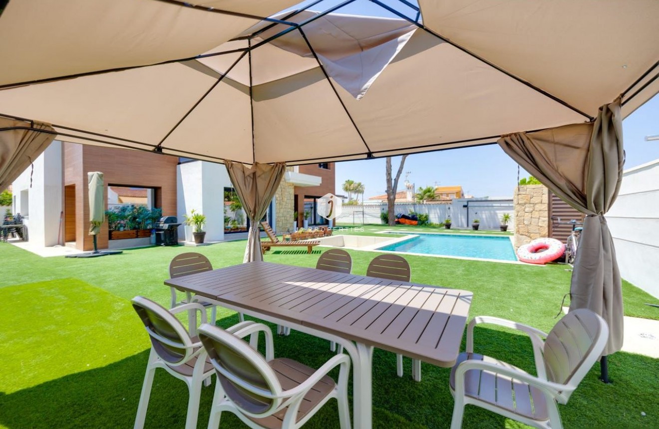 Resale - Villa -
Torrevieja - Costa Blanca