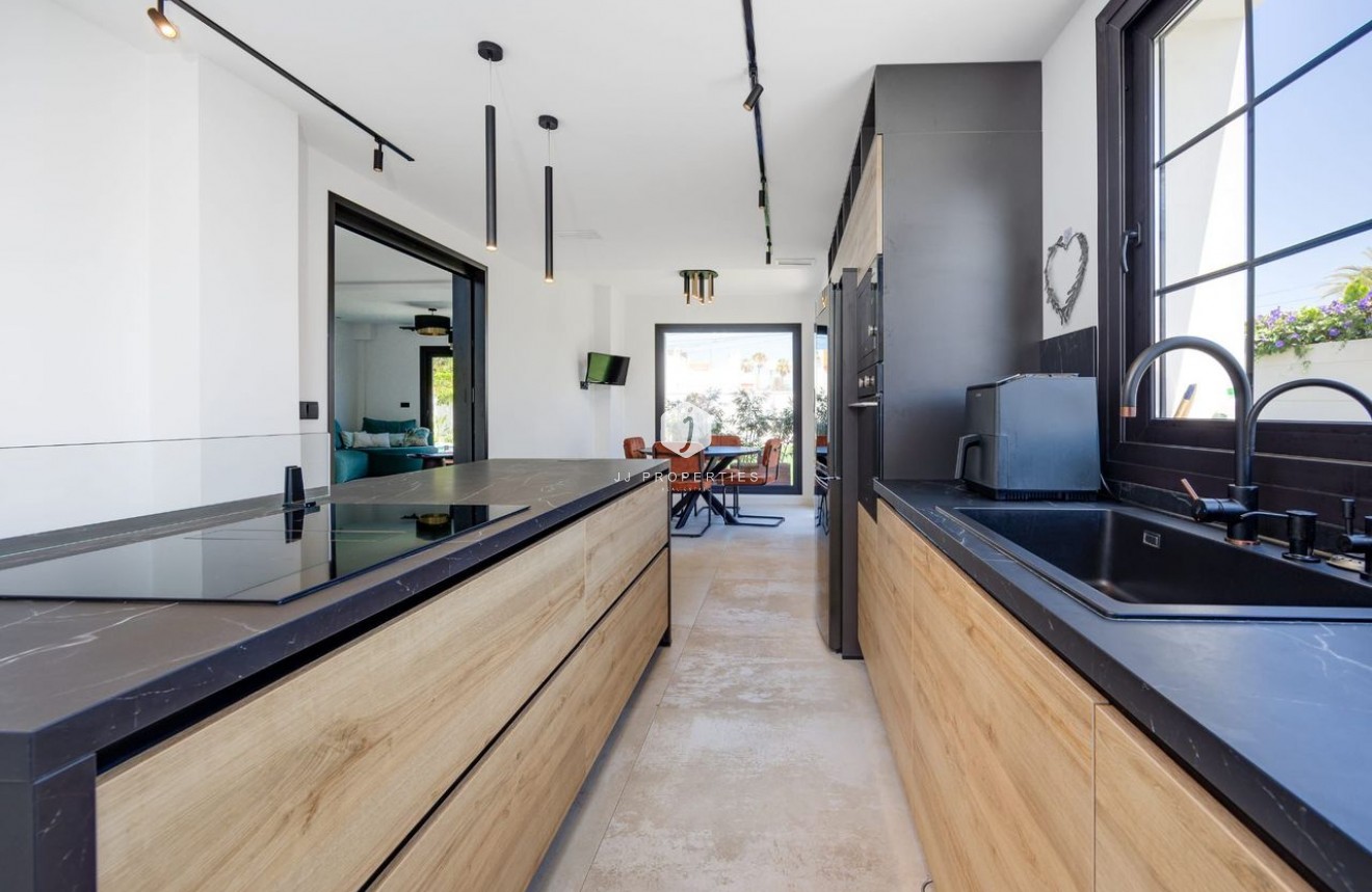 Resale - Villa -
Torrevieja - Costa Blanca