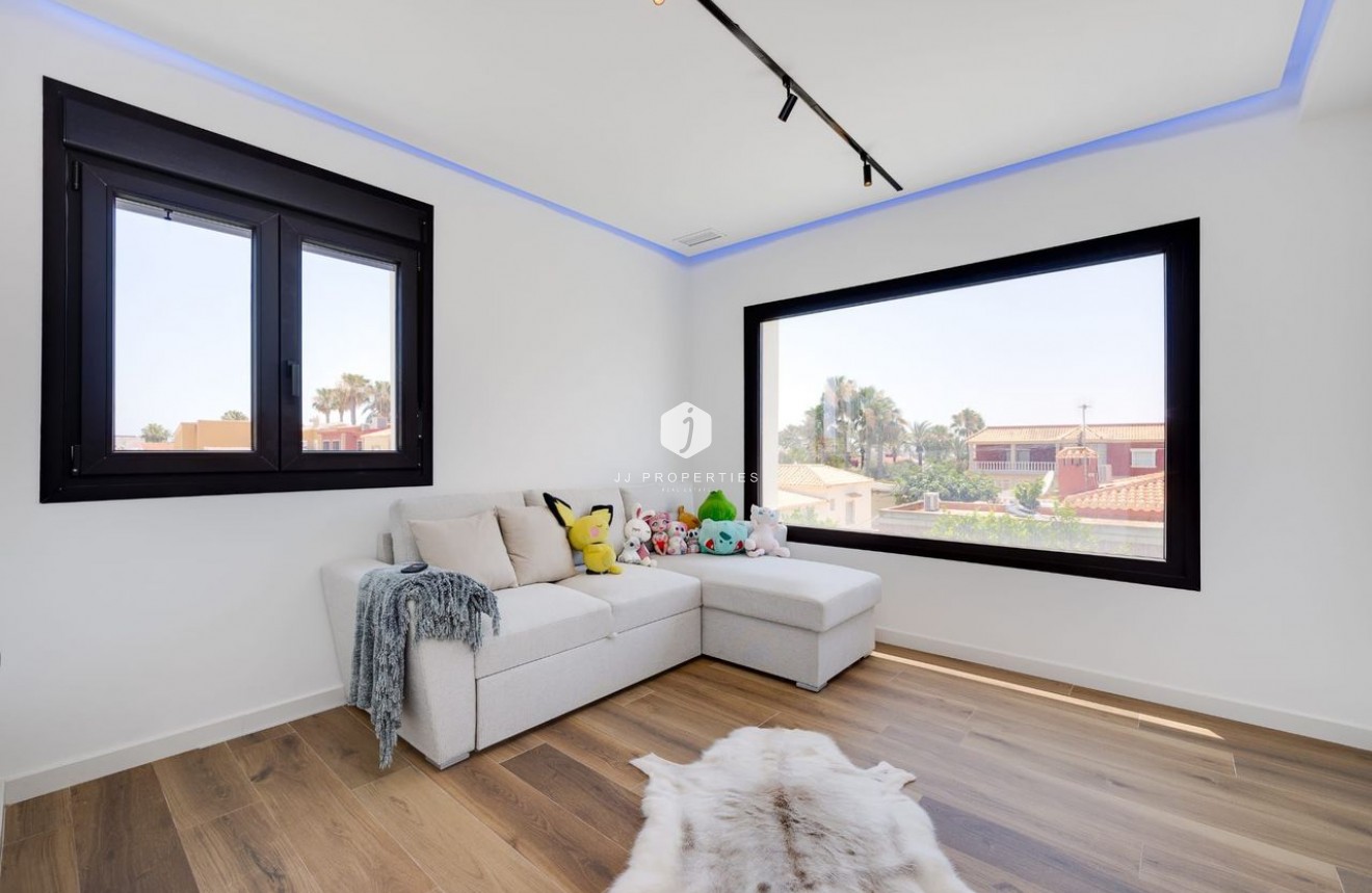 Resale - Villa -
Torrevieja - Costa Blanca