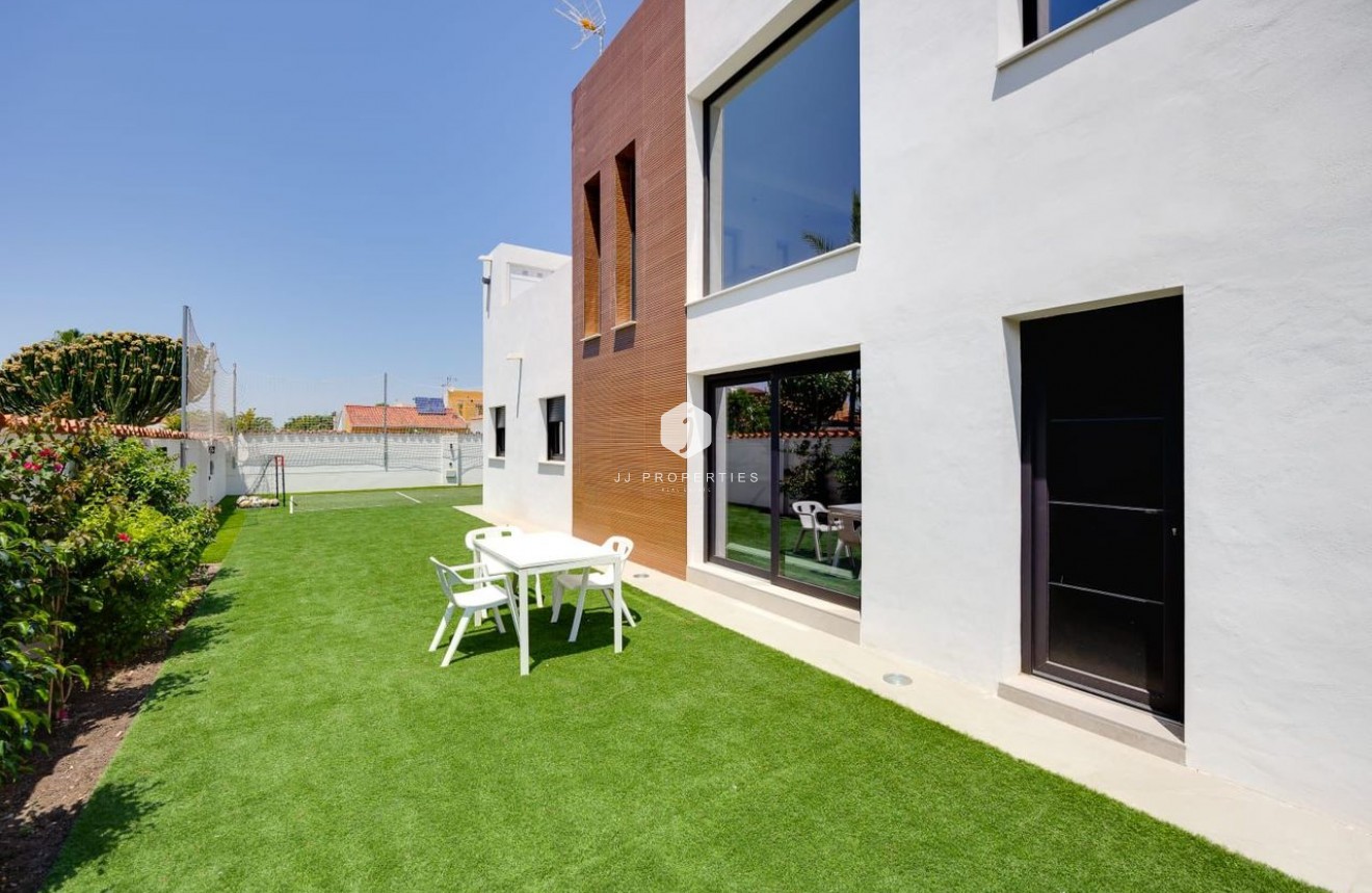 Resale - Villa -
Torrevieja - Costa Blanca