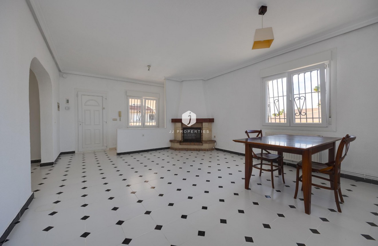 Z drugiej ręki - Szalet -
Torrevieja - La Siesta - El Salado - Torreta