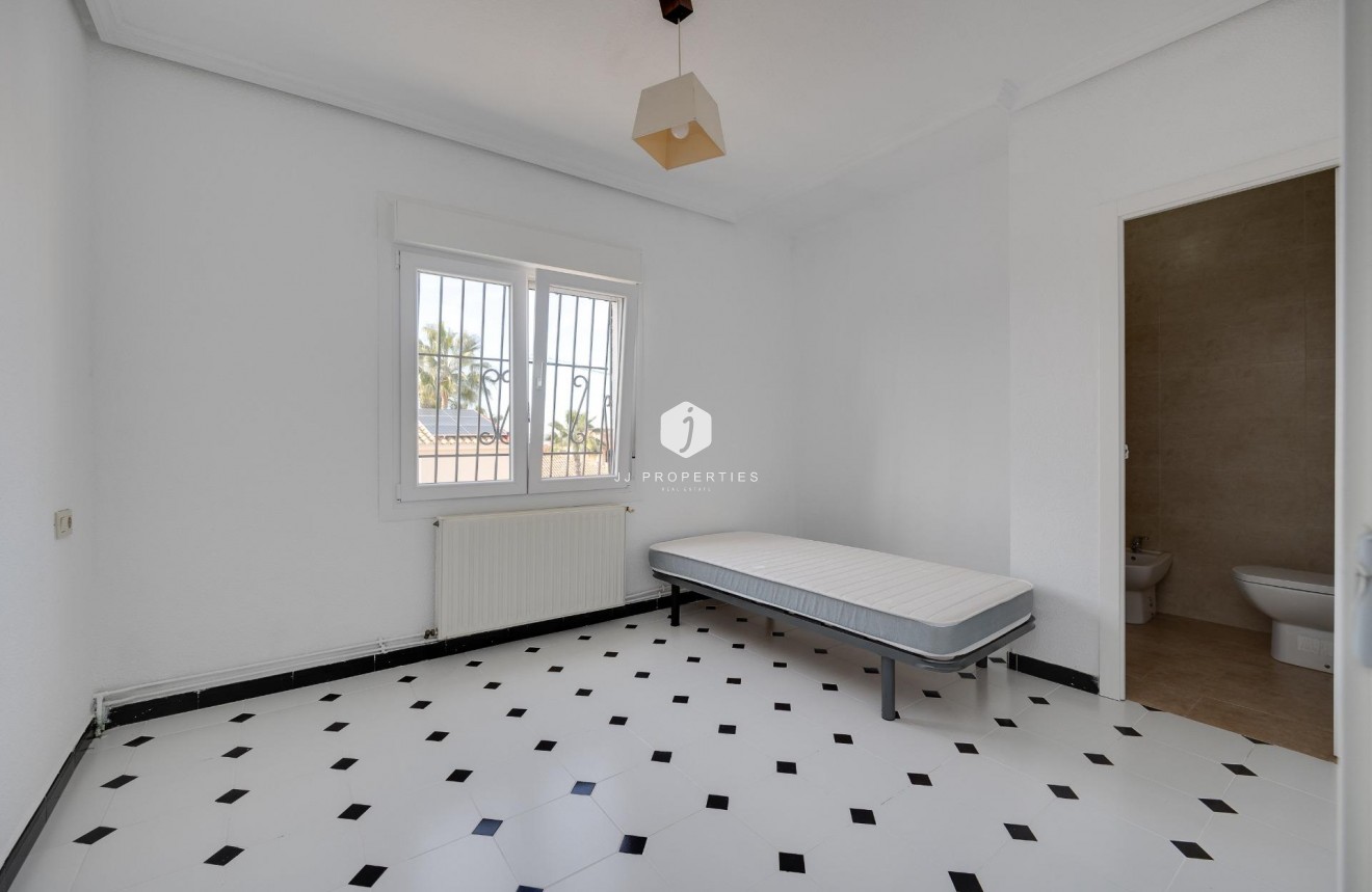 Z drugiej ręki - Szalet -
Torrevieja - La Siesta - El Salado - Torreta