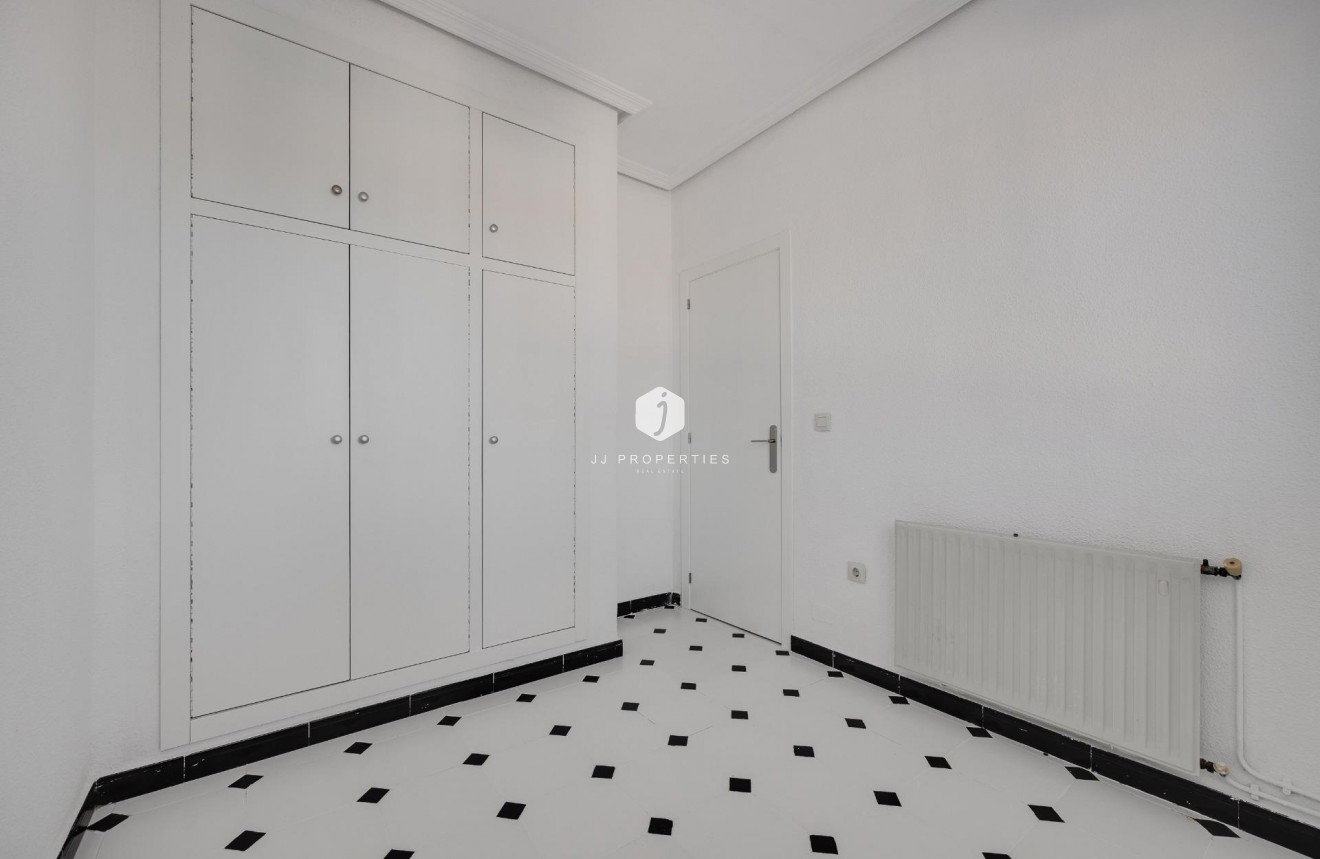 Z drugiej ręki - Szalet -
Torrevieja - La Siesta - El Salado - Torreta