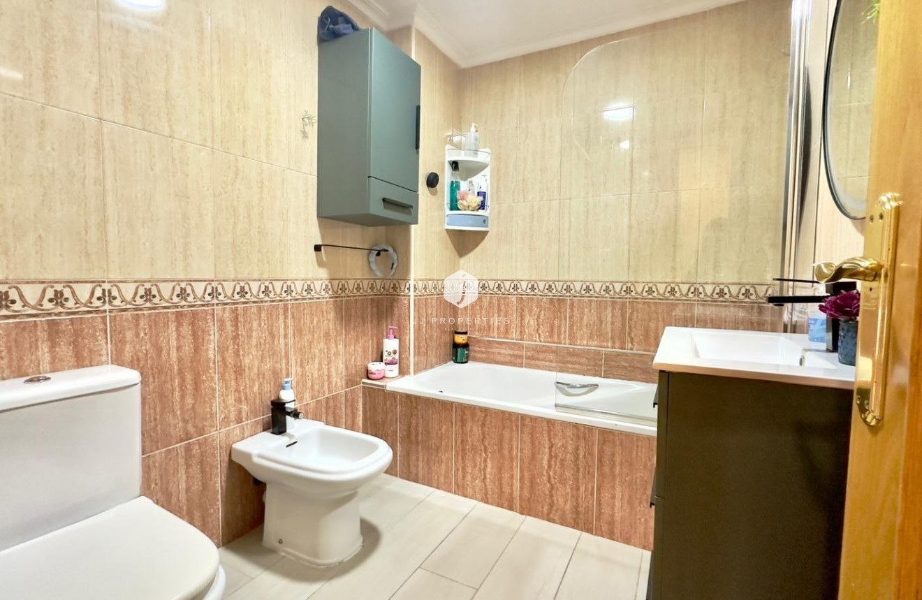 Segunda mano - Apartamento / piso -
Torrevieja