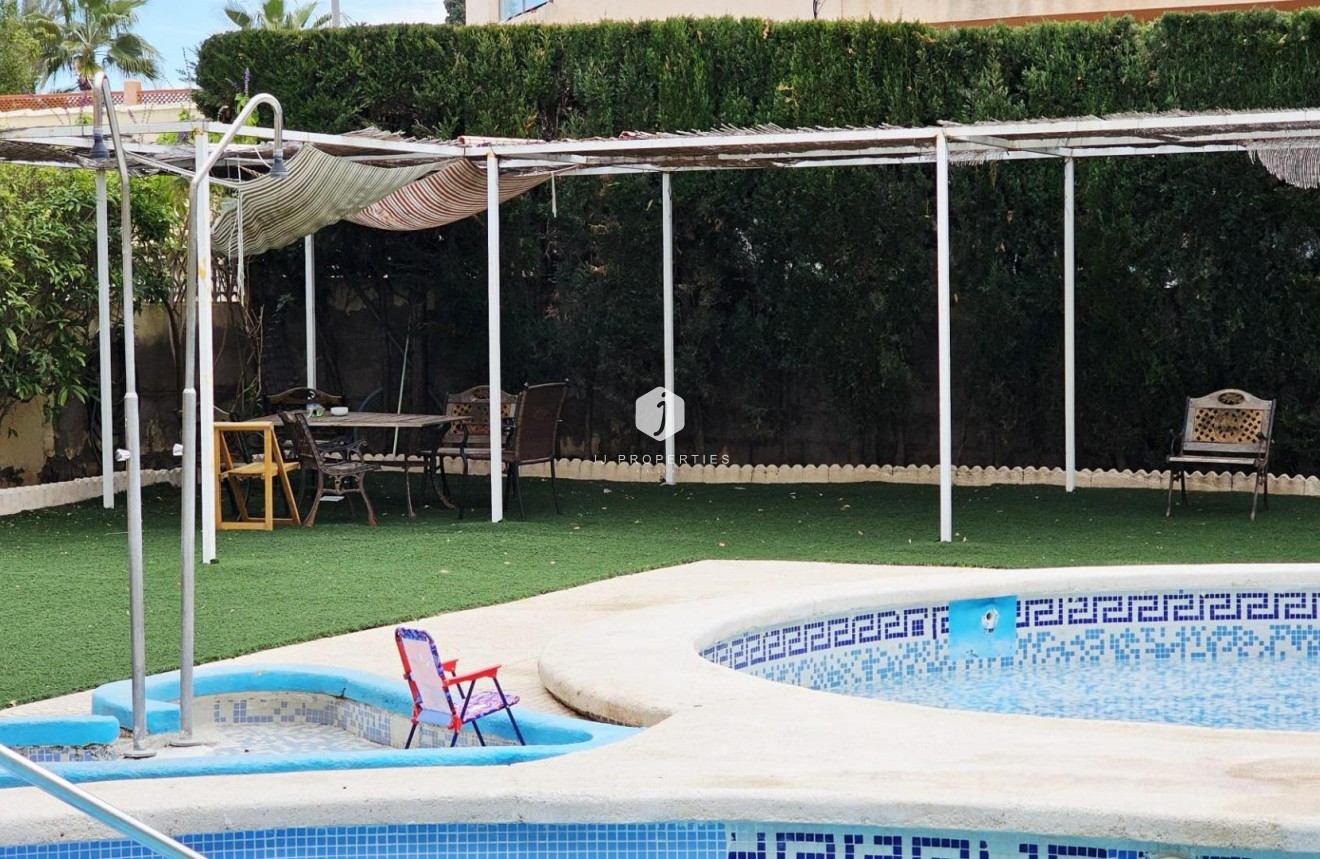 Z drugiej ręki - Mieszkanie w bloku -
Torrevieja - Nueva Torrevieja