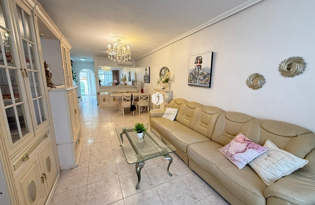 Resale - Chalet -
Torrevieja - Calas blanca