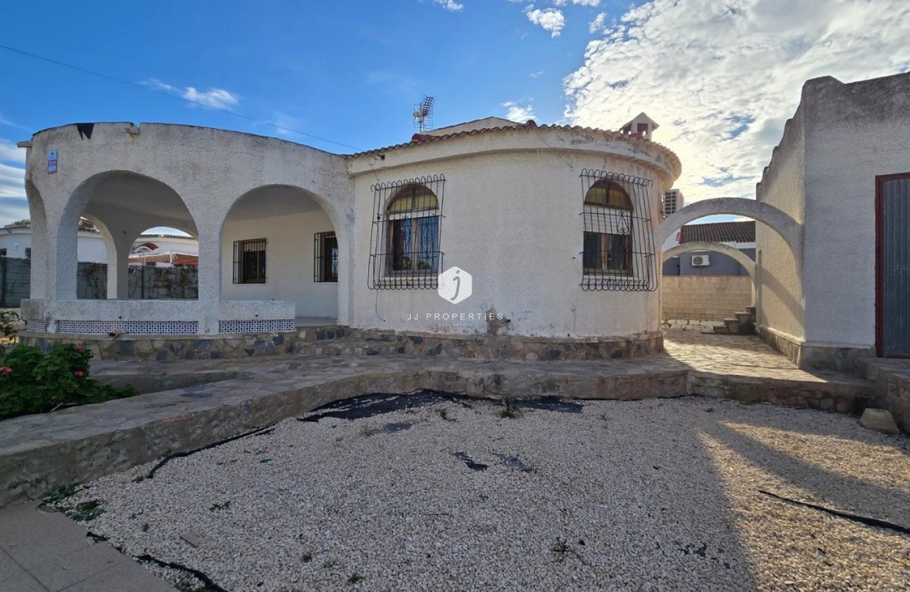 Resale - Villa -
El Chaparral - Inland