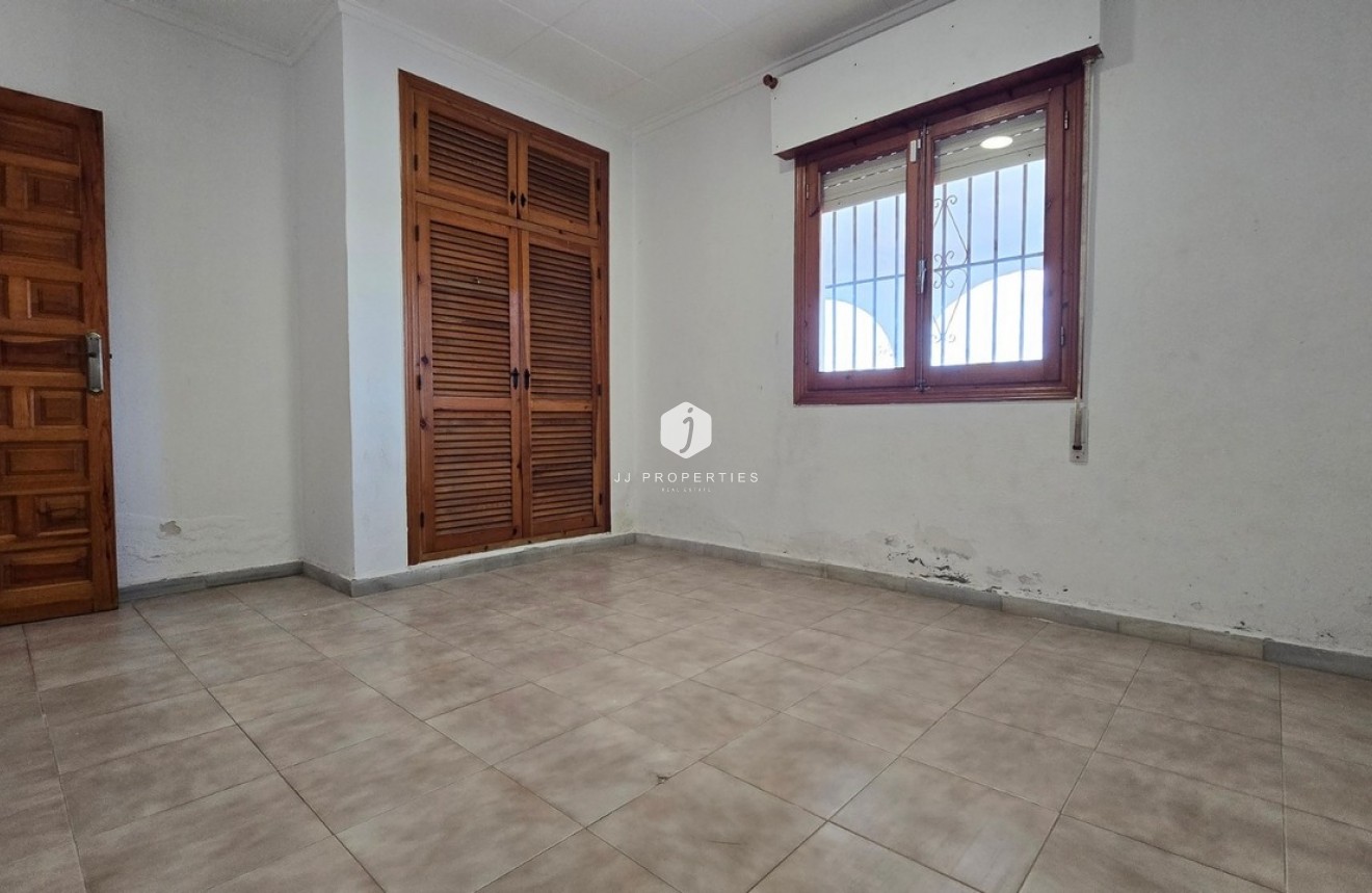 Resale - Villa -
El Chaparral - Inland
