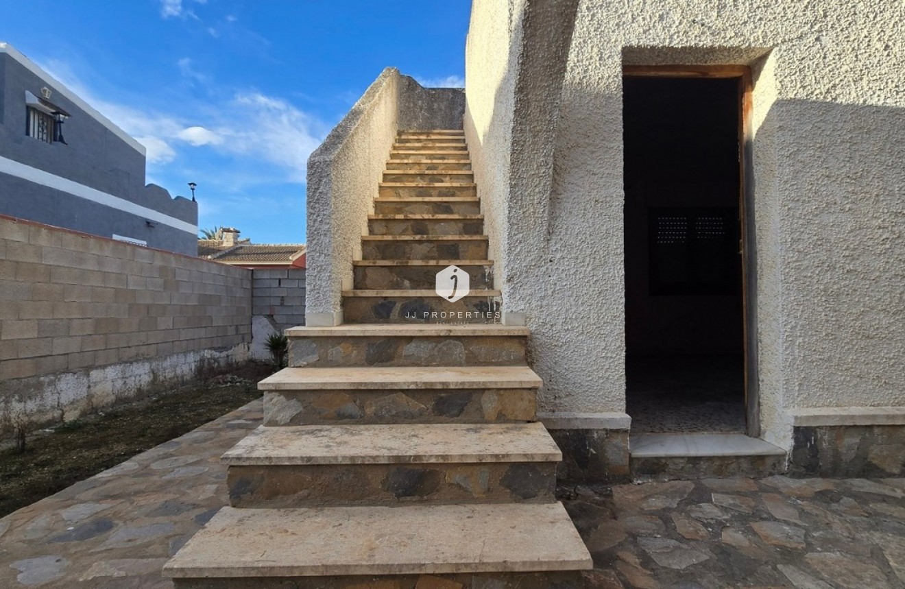 Resale - Villa -
El Chaparral - Inland