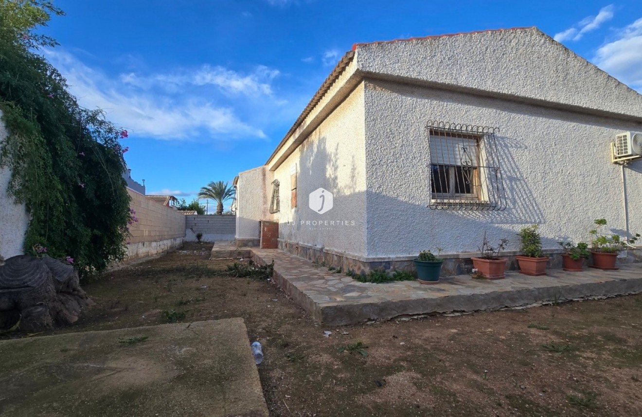 Resale - Villa -
El Chaparral - Inland