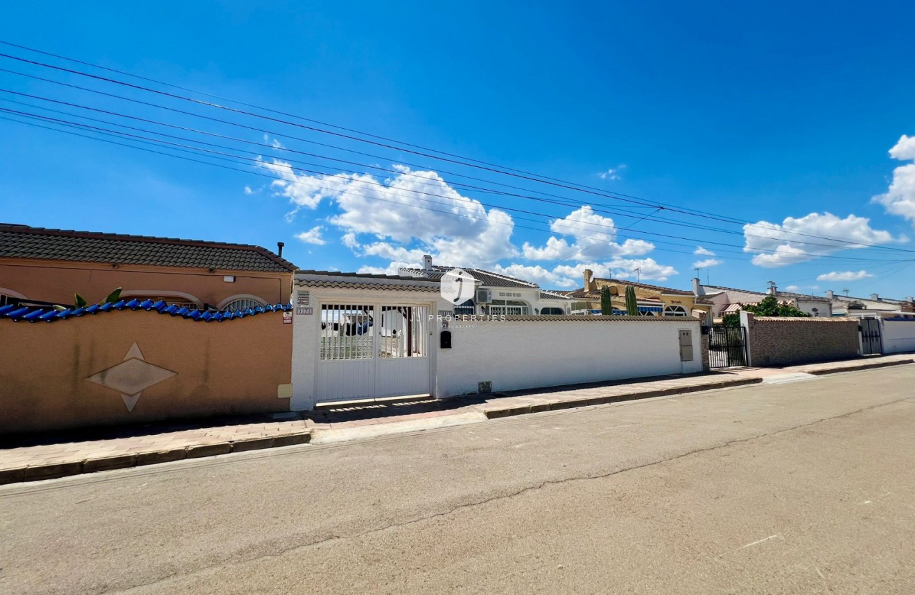 Resale - Chalet -
Torrevieja - Costa Blanca