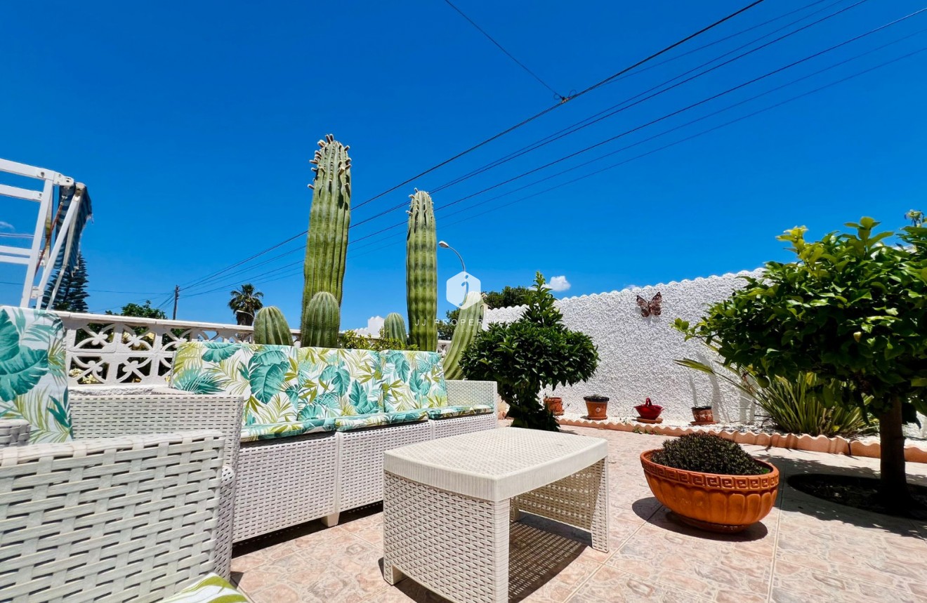 Resale - Chalet -
Torrevieja - Costa Blanca