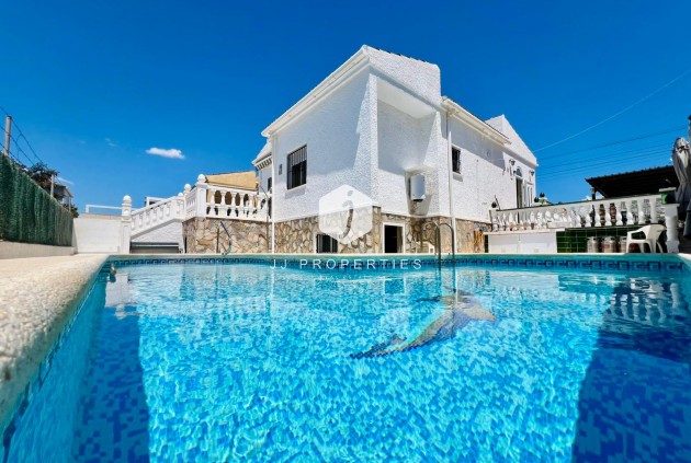 Resale - Chalet -
Torrevieja - Costa Blanca