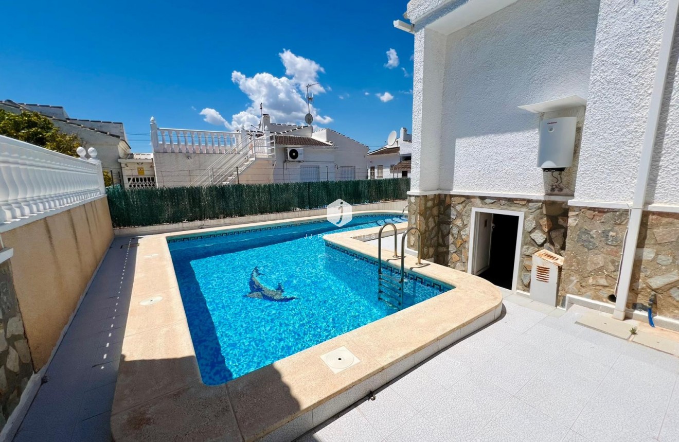 Resale - Chalet -
Torrevieja - Costa Blanca