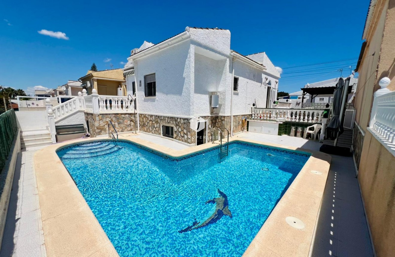 Resale - Chalet -
Torrevieja - Costa Blanca