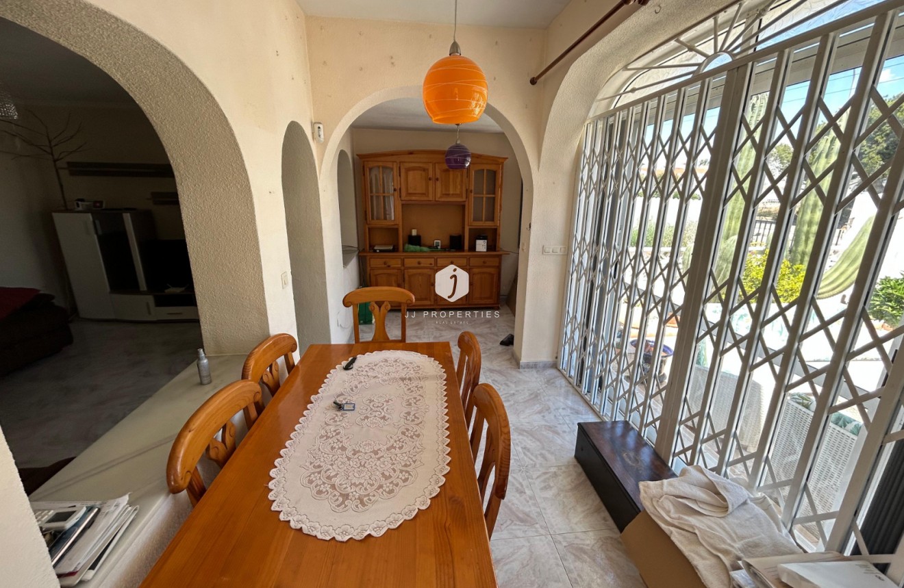 Resale - Chalet -
Torrevieja - Costa Blanca