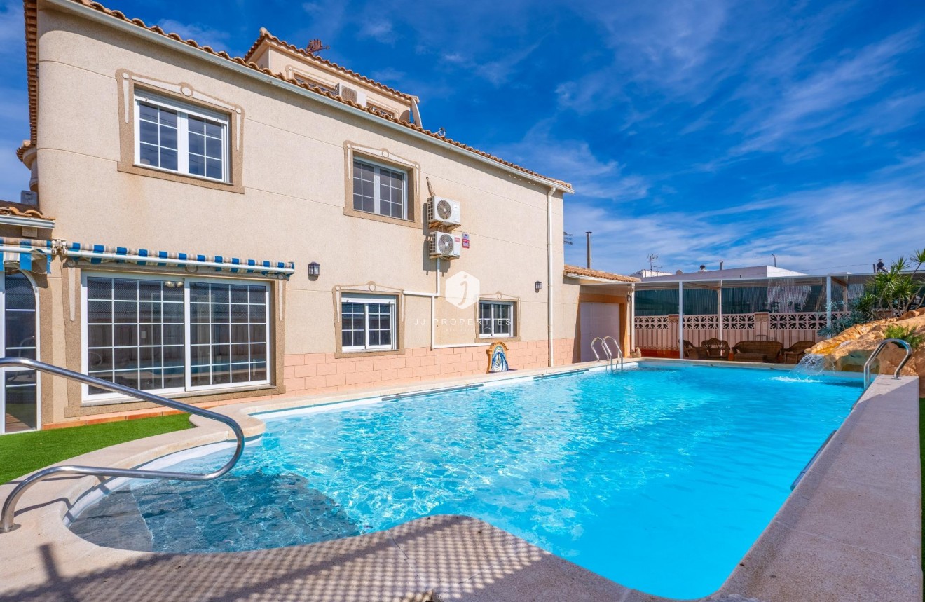 Resale - Villa -
Torrevieja - El chaparral