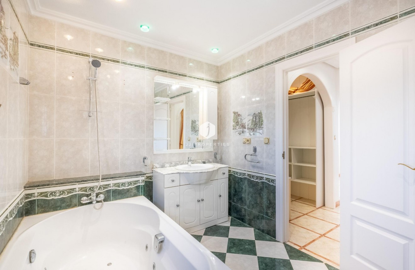 Resale - Villa -
Torrevieja - El chaparral