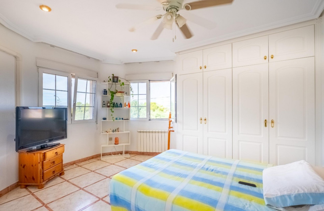 Resale - Villa -
Torrevieja - El chaparral