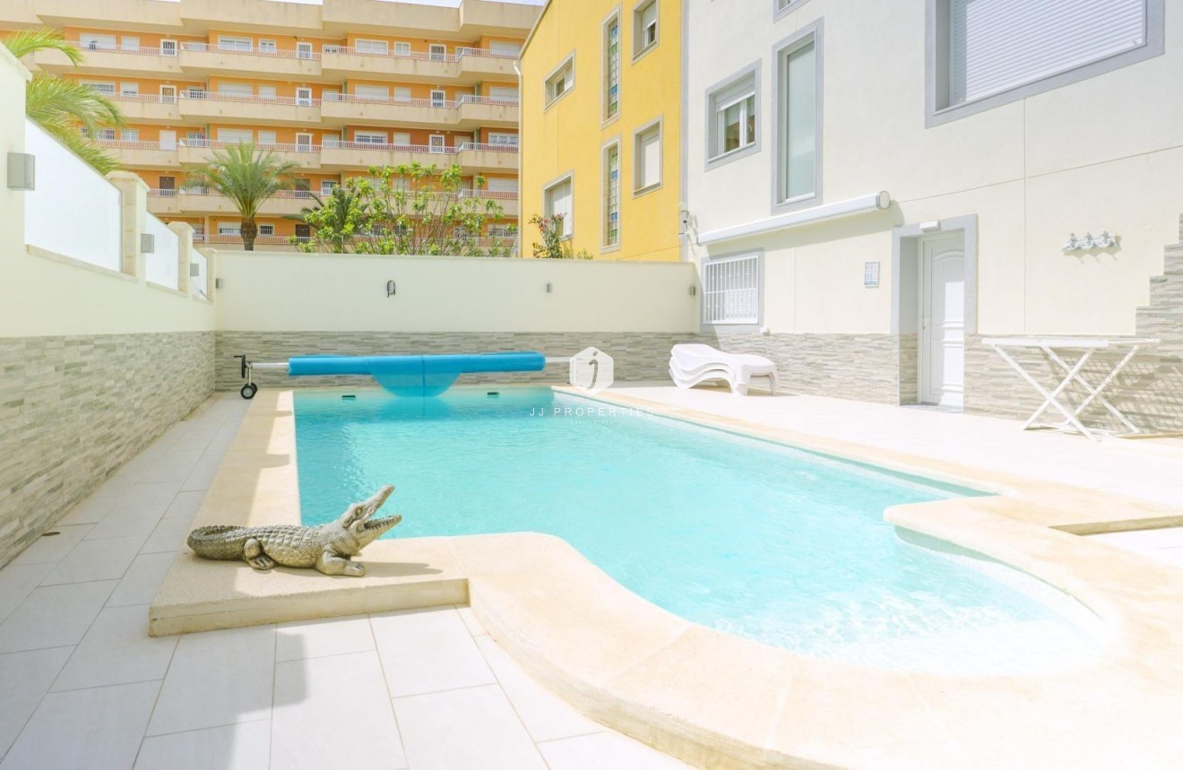 Segunda mano - Chalet -
Torrevieja - Punta prima