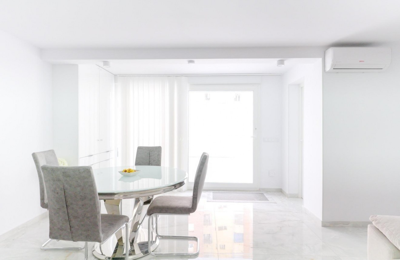 Segunda mano - Chalet -
Torrevieja - Punta prima