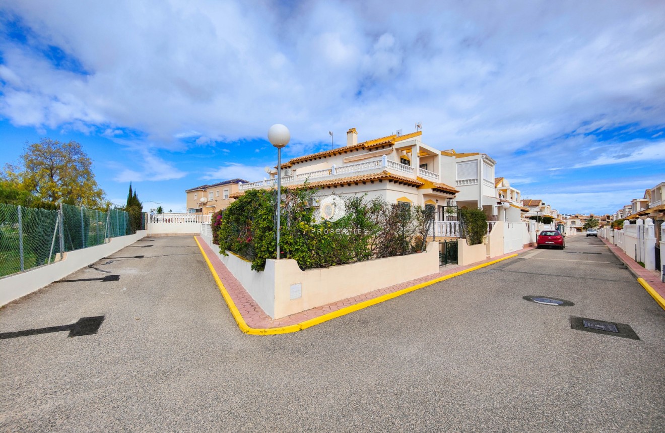 Resale - Chalet -
Orihuela Costa - Costa Blanca
