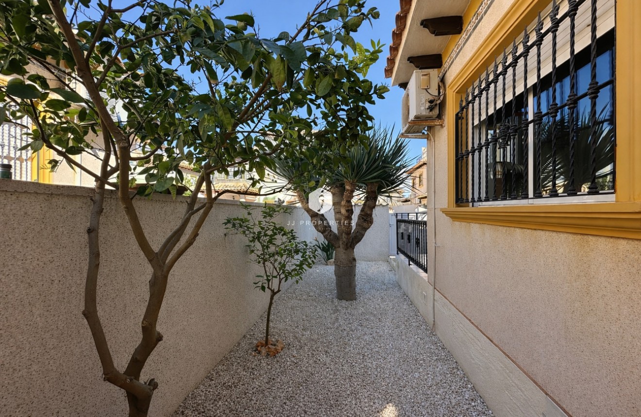 Resale - Chalet -
Orihuela Costa - Villa's San Jose IV