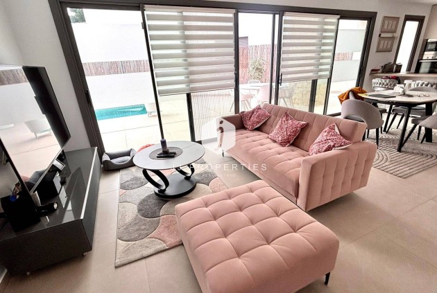 Resale - Villa -
San Miguel de Salinas - Urbanizacion Blue Lagoon