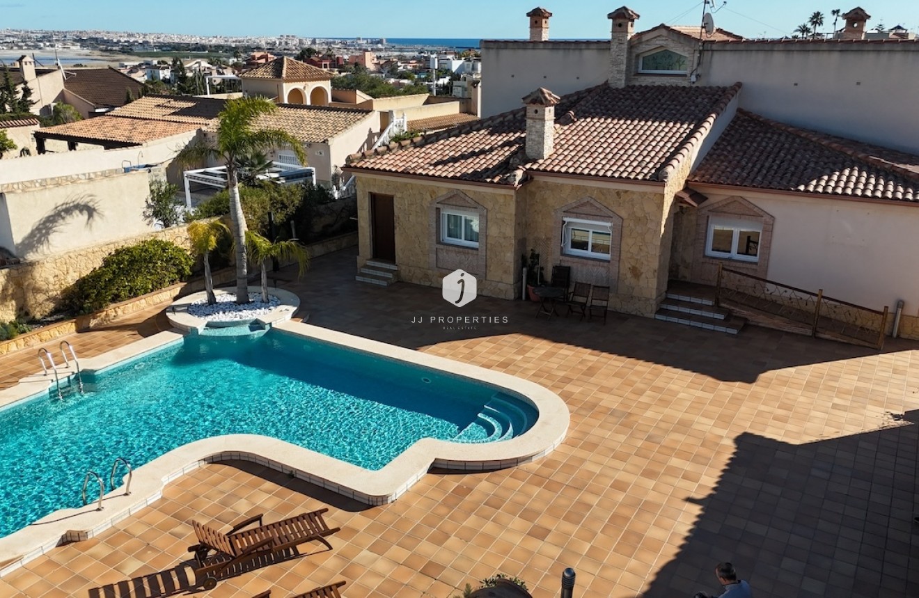 Resale - Villa -
Torrevieja - Costa Blanca