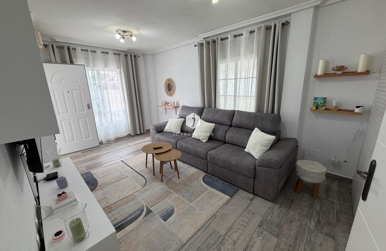 Resale - Chalet -
Orihuela Costa - La Zenia