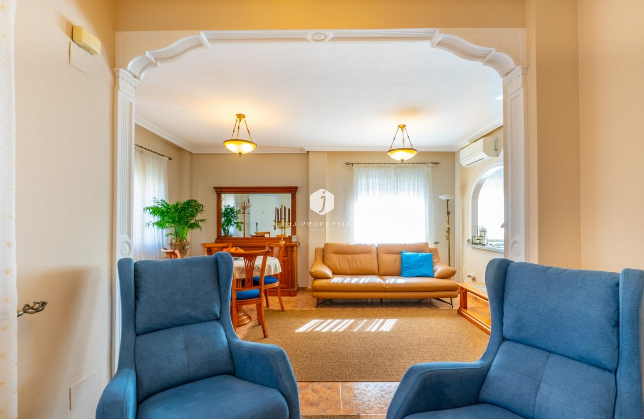 Aus zweiter Hand - Duplex -
Orihuela Costa - La Regia