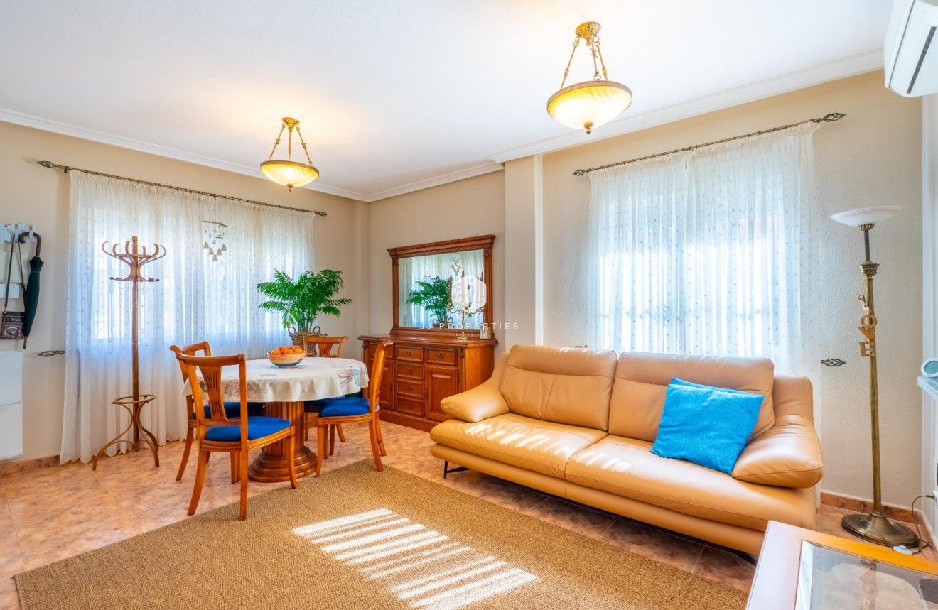 Aus zweiter Hand - Duplex -
Orihuela Costa - La Regia