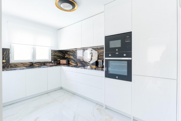 Resale - Chalet -
Torrevieja - Punta prima