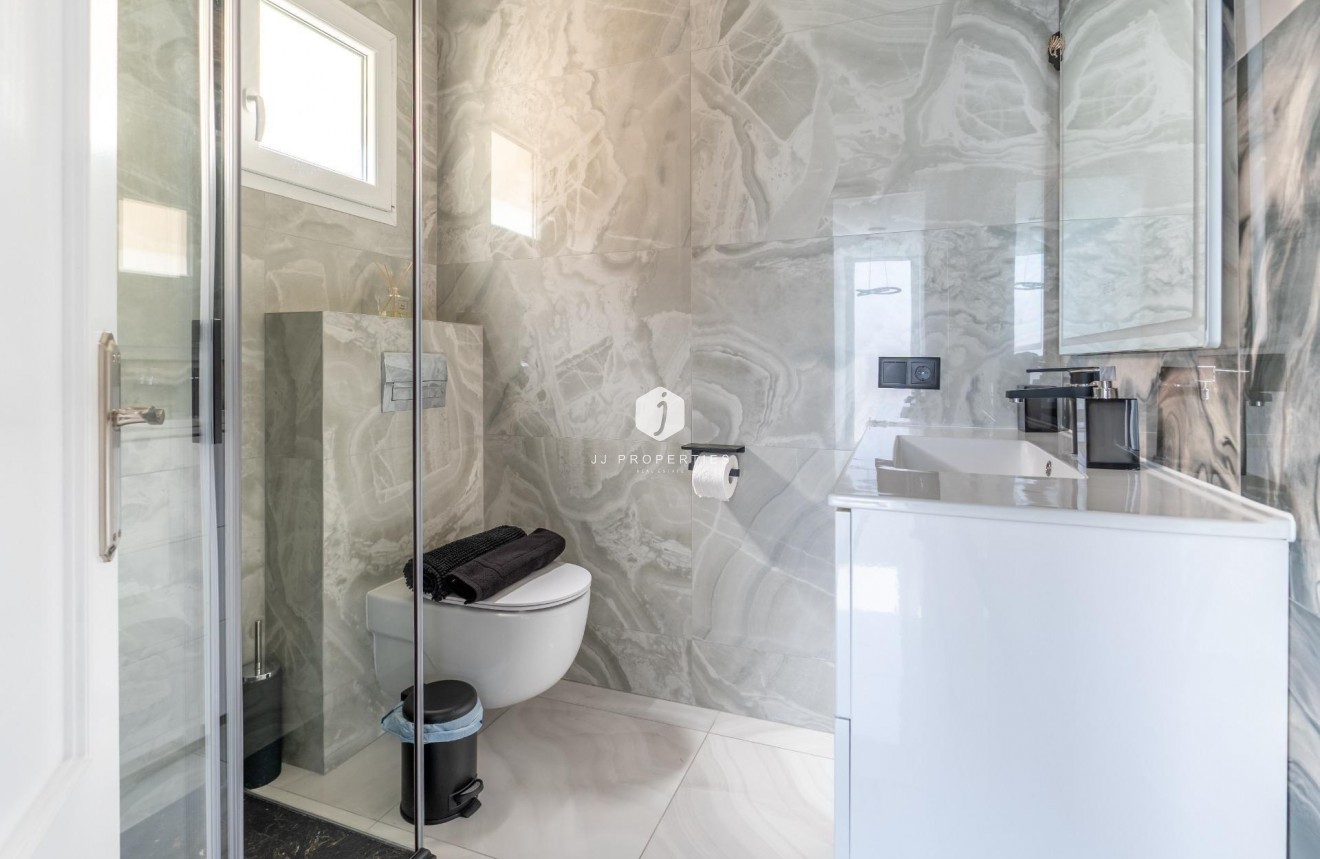 Resale - Chalet -
Torrevieja - Punta prima