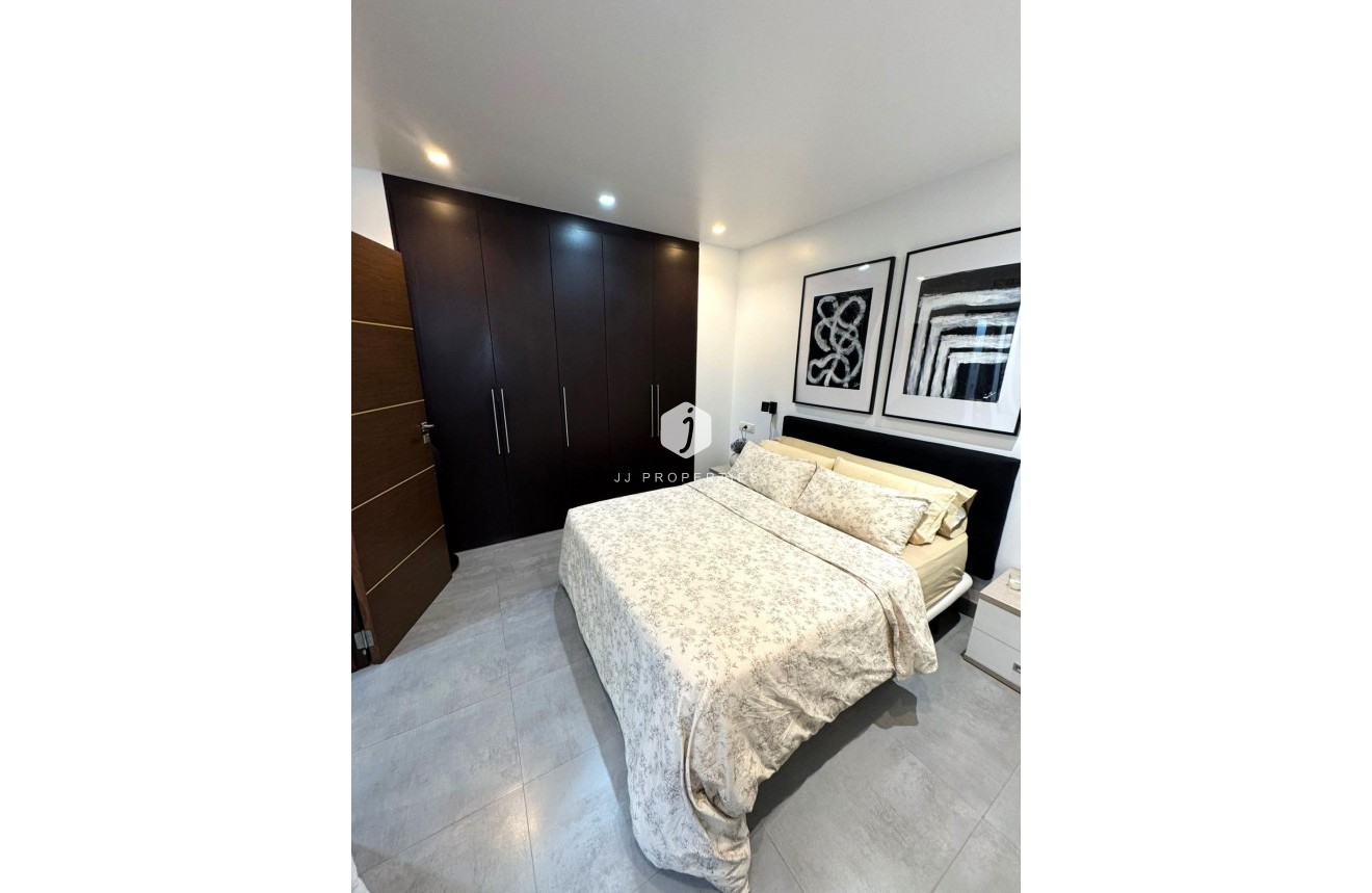 Z drugiej ręki - Mieszkanie w bloku -
Torrevieja - Centro