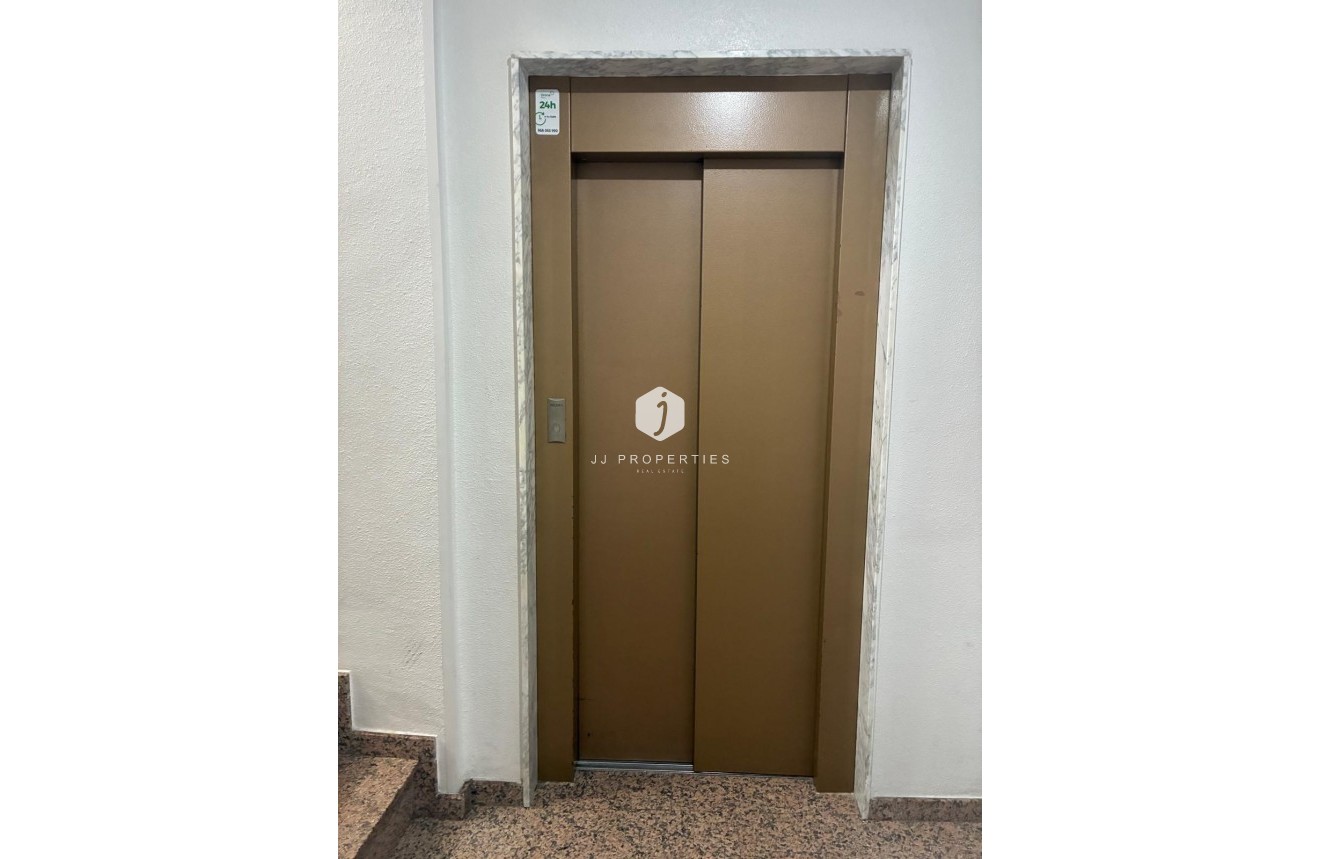 D'occasion - Appartement -
Torrevieja - Centro