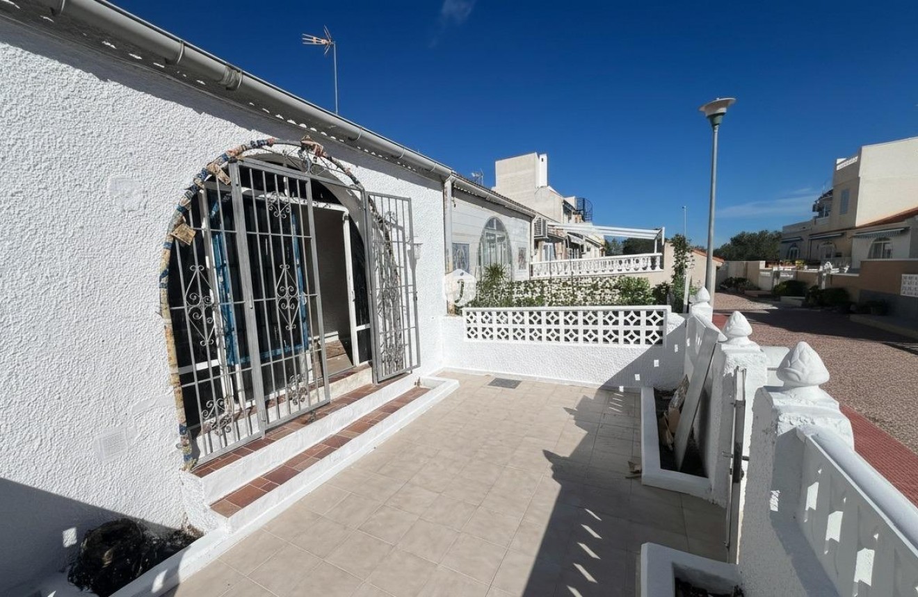 Resale - Bungalow -
Torrevieja - La Siesta - El Salado - Torreta