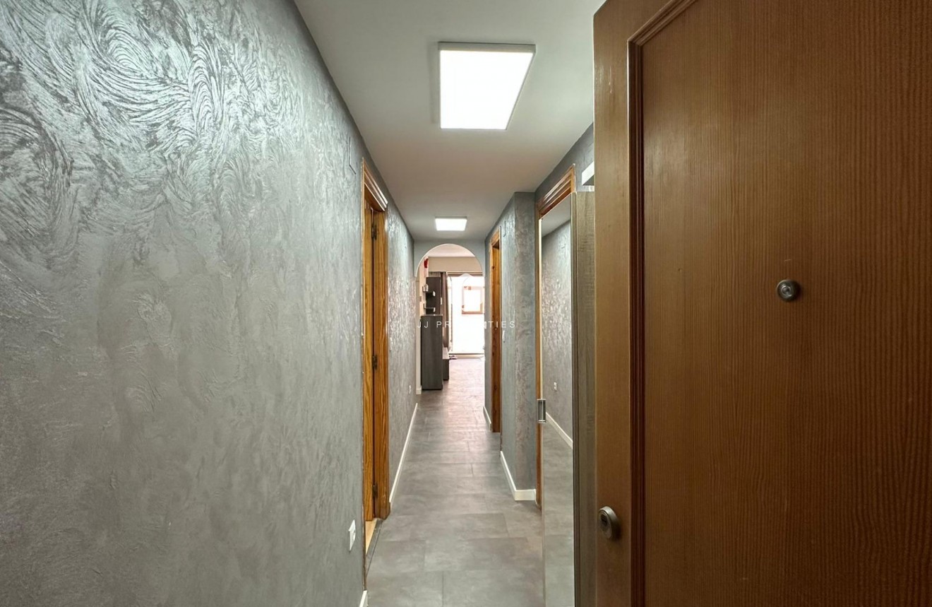 Resale - Apartment / flat -
Torrevieja - Centro