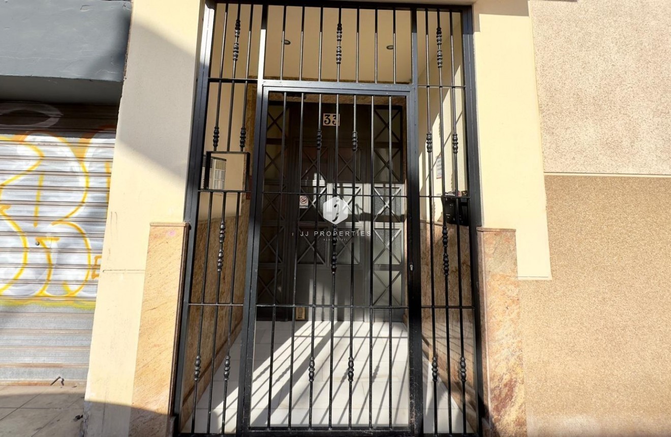 Z drugiej ręki - Mieszkanie w bloku -
Torrevieja - Centro