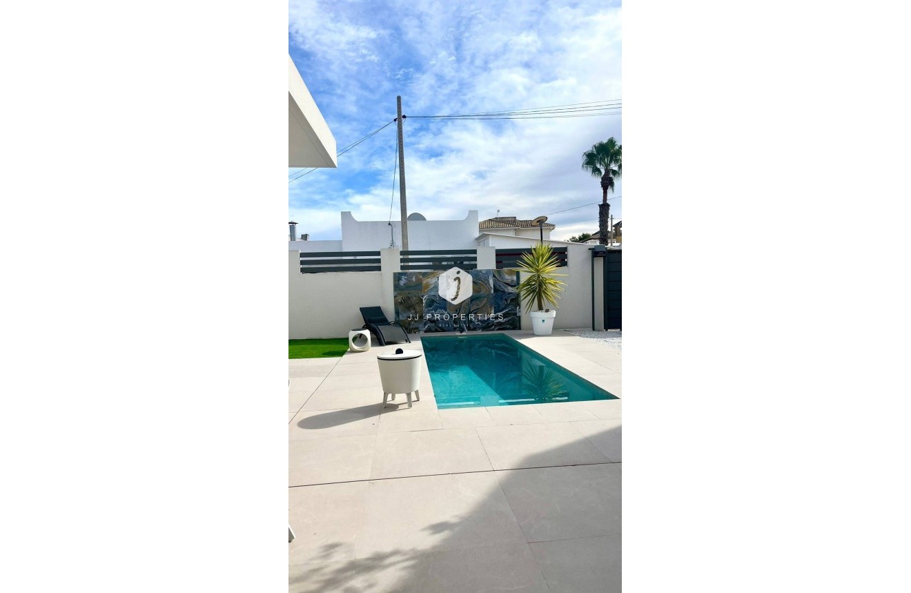 Tweedehands - Villa -
San Miguel de Salinas - Urbanizacion Blue Lagoon