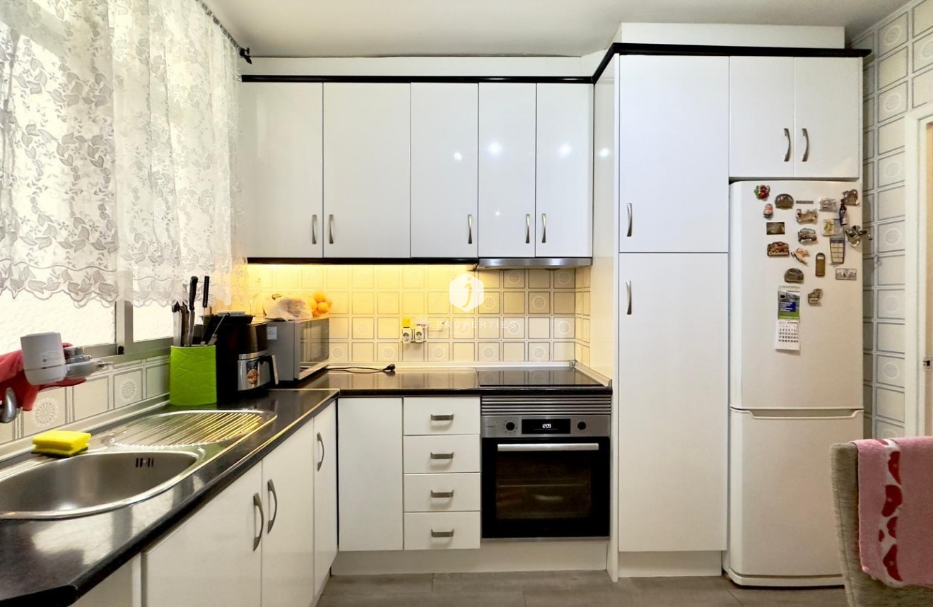 Resale - Apartment / flat -
Torrevieja - Centro