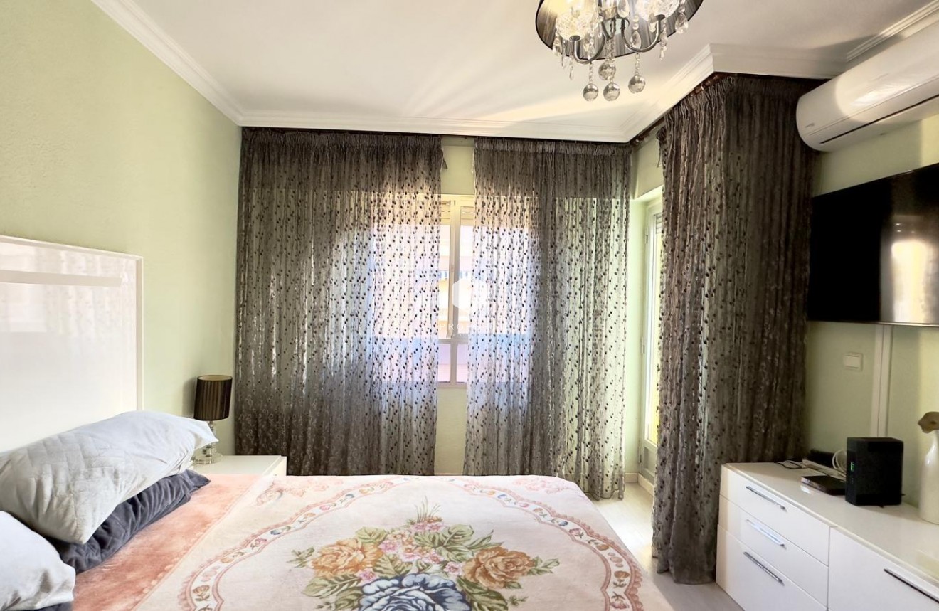 Resale - Apartment / flat -
Torrevieja - Centro