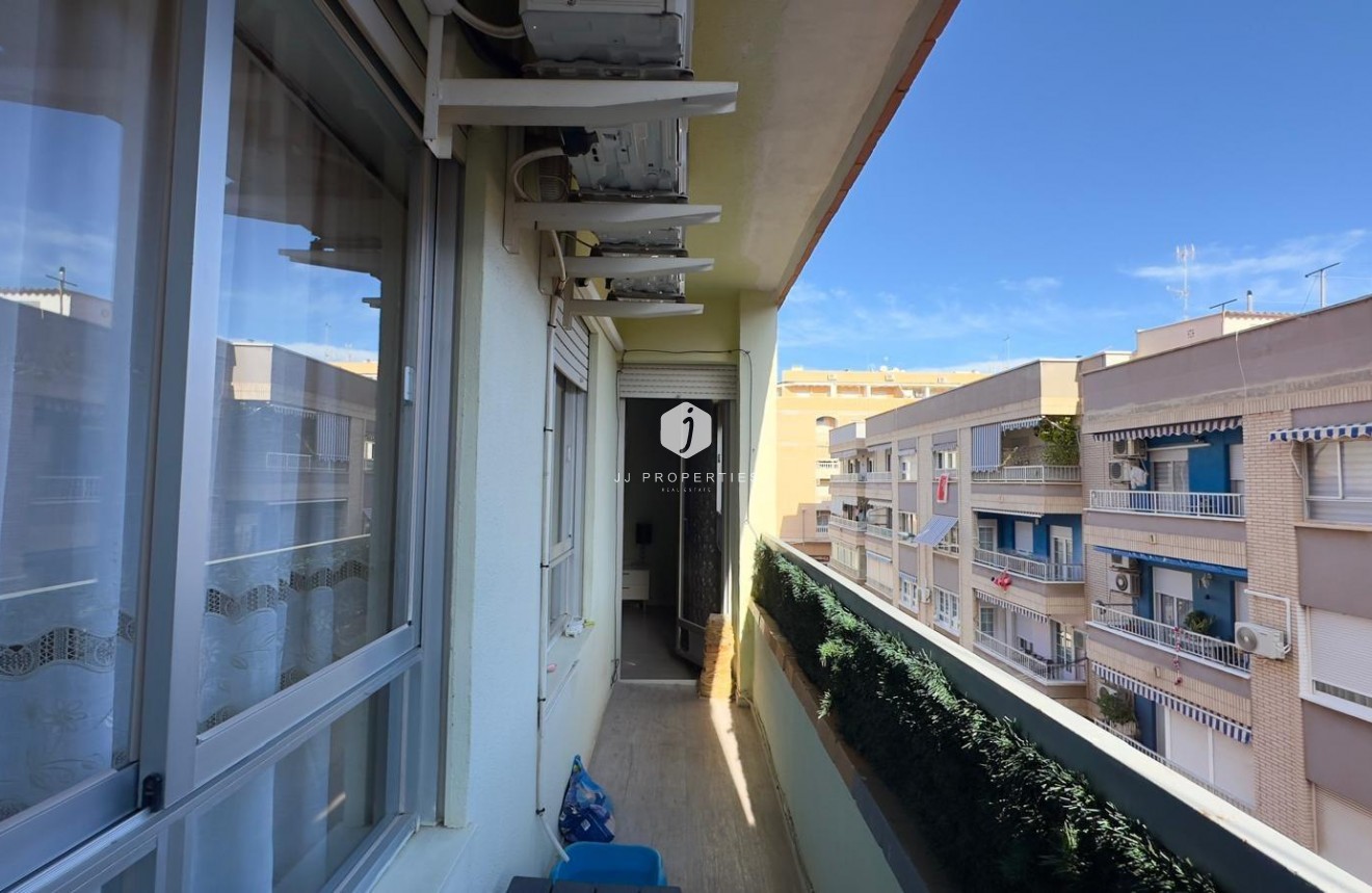Resale - Apartment / flat -
Torrevieja - Centro