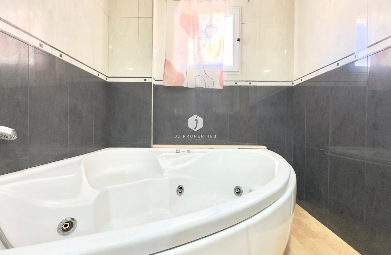 Resale - Apartment / flat -
Torrevieja - Centro