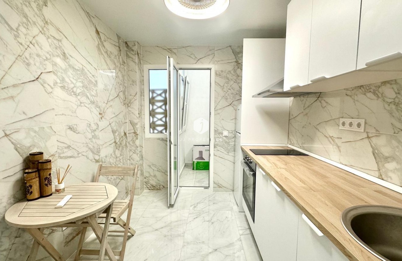 D'occasion - Appartement -
Torrevieja - Playa del Cura