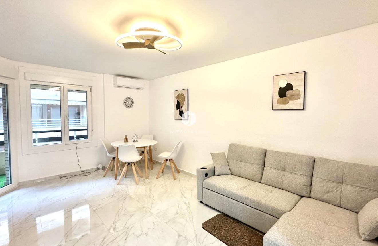 D'occasion - Appartement -
Torrevieja - Playa del Cura