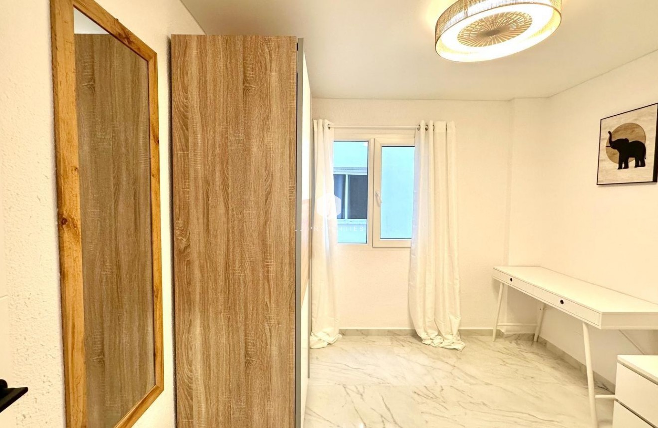 D'occasion - Appartement -
Torrevieja - Playa del Cura