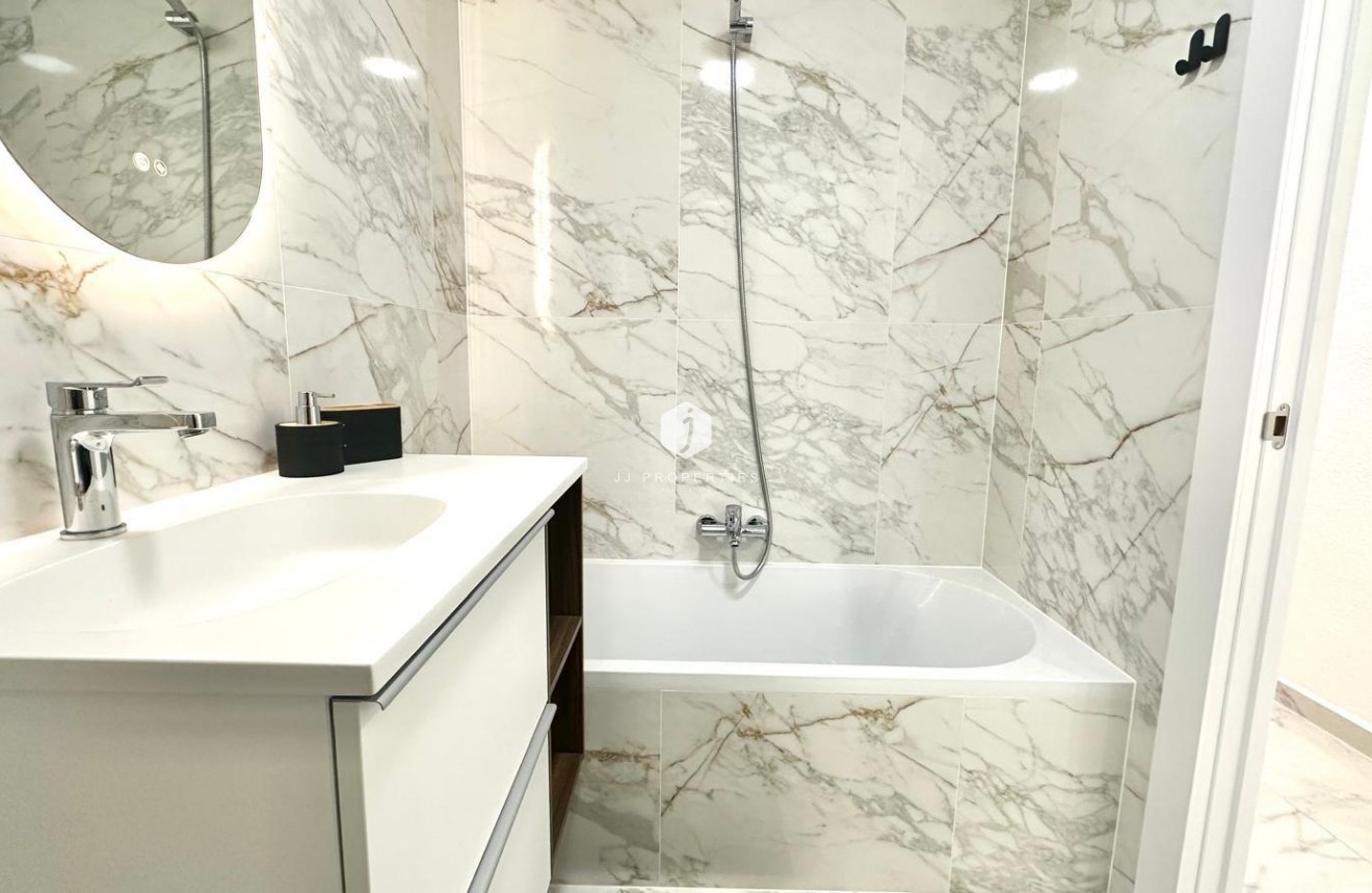 D'occasion - Appartement -
Torrevieja - Playa del Cura