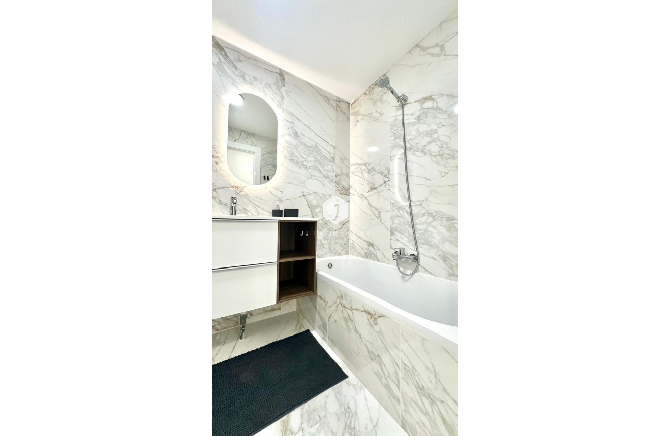 D'occasion - Appartement -
Torrevieja - Playa del Cura