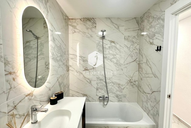 D'occasion - Appartement -
Torrevieja - Playa del Cura